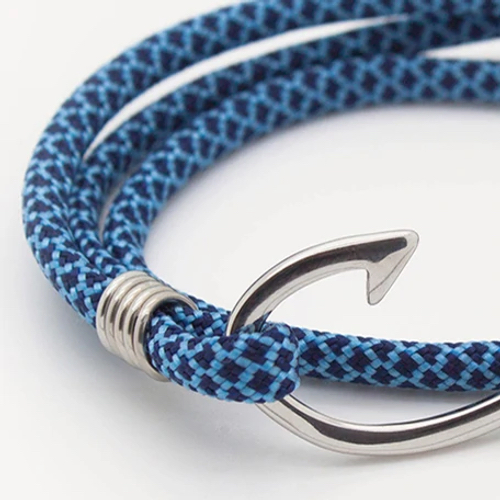Un bracelet encre hameçon bleu ciel de la marque régionale 33.