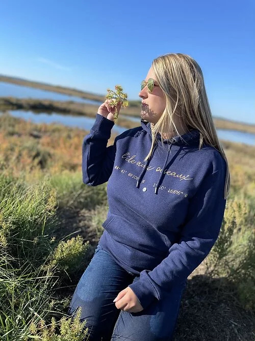 Un sweat marine pour femme, estampillé "L'ile aux oiseauxr" de la marque régionale 33.