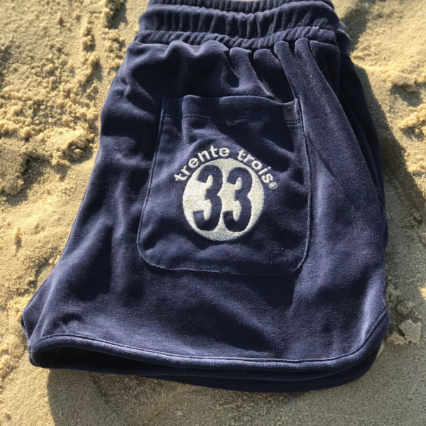 Un short en éponge marine pour bébé, estampillé "trente-trois" de la marque régionale 33.