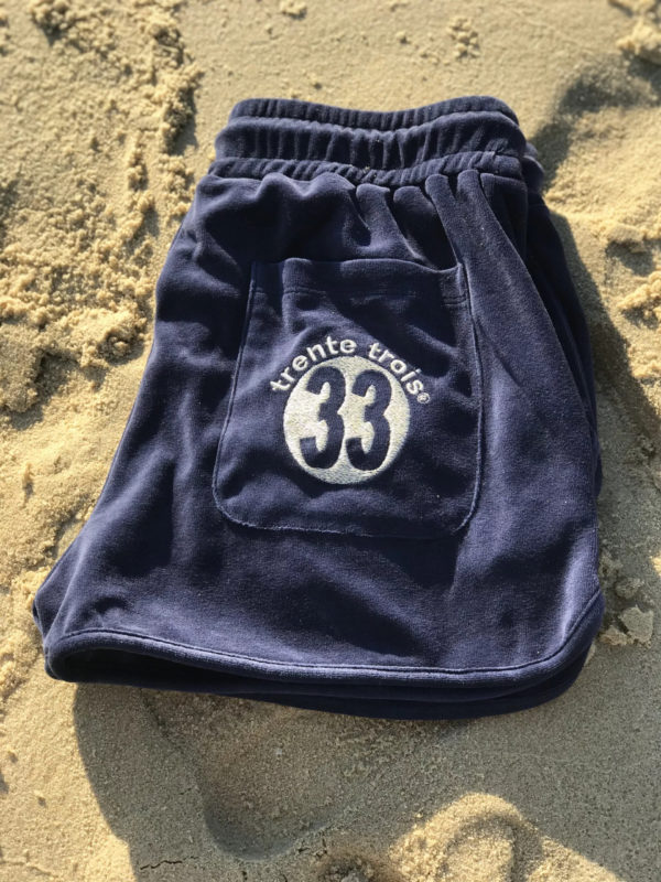 Un short en éponge marine pour bébé, estampillé "trente-trois" de la marque régionale 33.