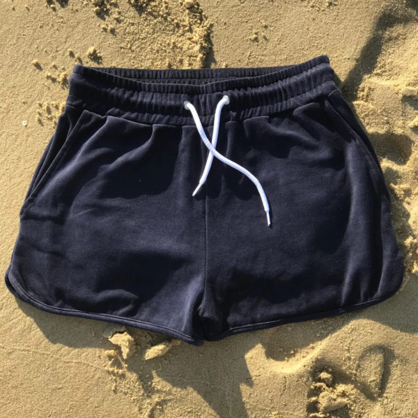 Un short en éponge marine garçon, estampillé "trente-trois" de la marque régionale 33.