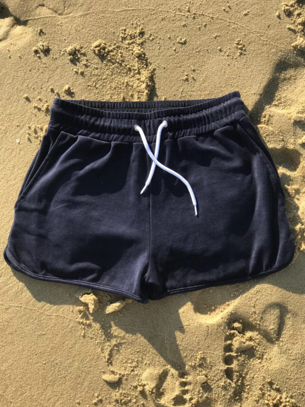 Un short en éponge marine garçon, estampillé "trente-trois" de la marque régionale 33.