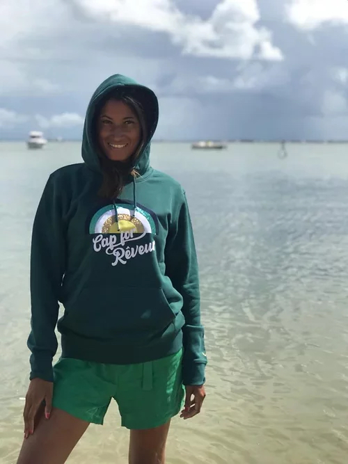 Un sweat vert pour femme, estampillé "Cap for rêveur" de la marque régionale 33.
