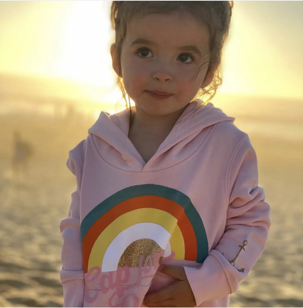 Un sweat rose pour fille, estampillé "Cap for rêveur" de la marque régionale 33.