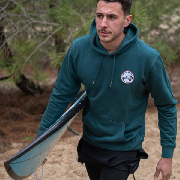 Un sweat vert pour homme, estampillé "trente-trois" de la marque régionale 33.