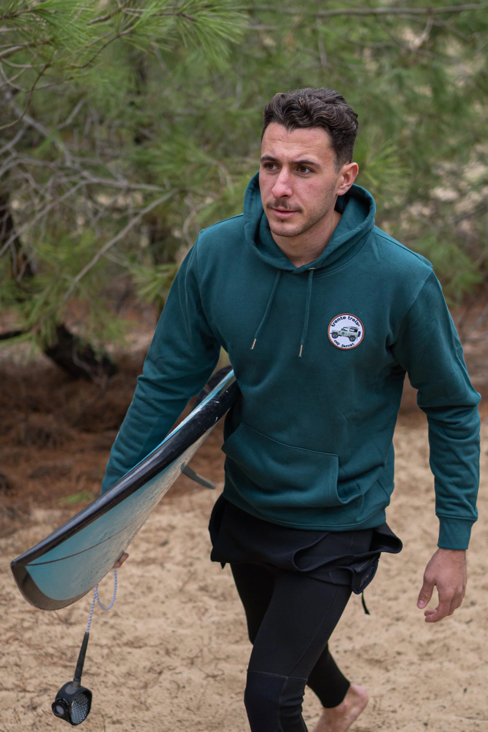 Un sweat vert pour homme, estampillé "trente-trois" de la marque régionale 33.