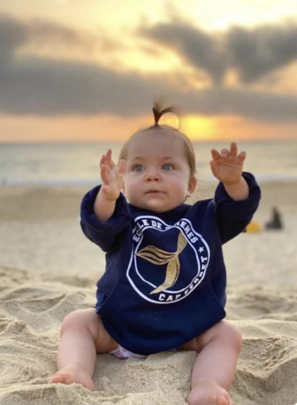 Un sweat marine pour fille, estampillé "Ecole des sirènes" de la marque régionale 33.