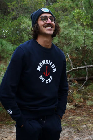 Un sweat marine pour homme, estampillé "Monsieur du cap" de la marque régionale 33.