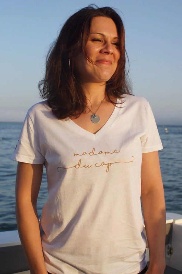 Un tee-shirt blanc pour femme, estampillé "Madame du Cap" de la marque régionale 33.