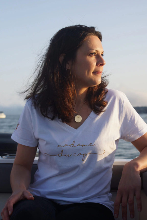 Un tee-shirt blanc pour femme, estampillé "Madame du Cap" de la marque régionale 33.