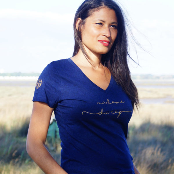 Un tee-shirt marine pour femme, estampillé "Madame du Cap" de la marque régionale 33.