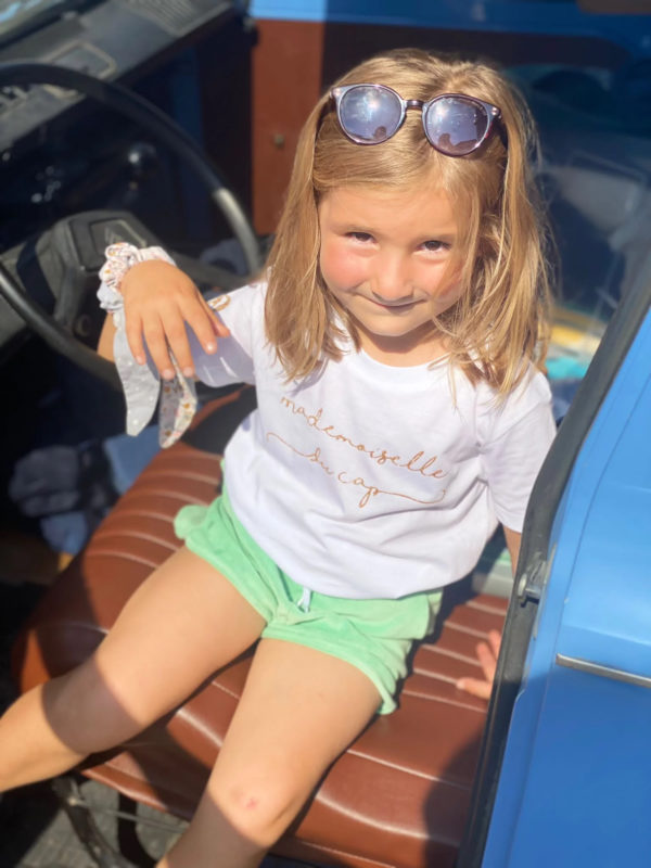 Un tee-shirt blanc pour fille, estampillé "Mademoiselle du cap" de la marque régionale 33.