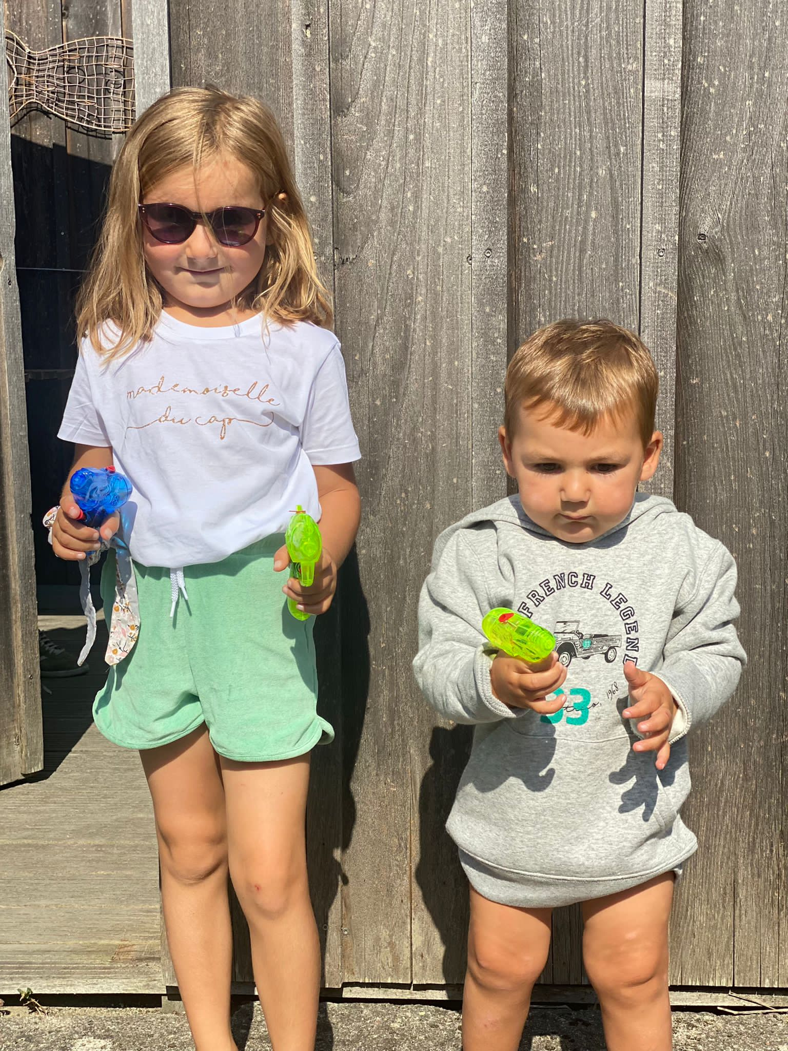 Un tee-shirt blanc pour fille, estampillé "Mademoiselle du cap" de la marque régionale 33.