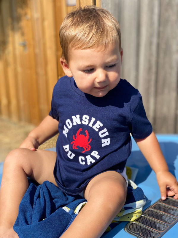 Un tee-shirt marine pour garçon, estampillé "Monsieur du cap" de la marque régionale 33.