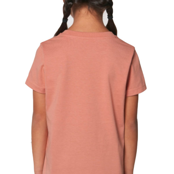 Un t-shirt rose en coton bio de la marque trente trois.
