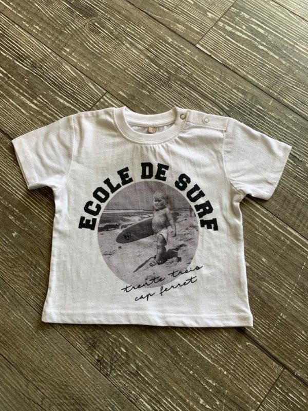 Un t-shirt pour bébé de la marque biologique trente trois.