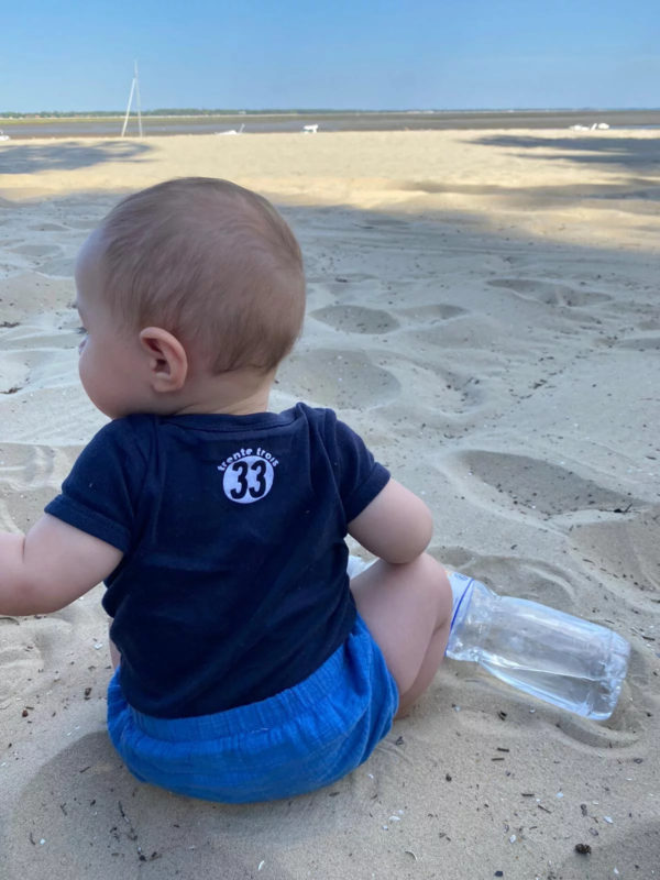 Un tee-shirt marine pour bébé, estampillé "Monsieur du cap" de la marque régionale 33.