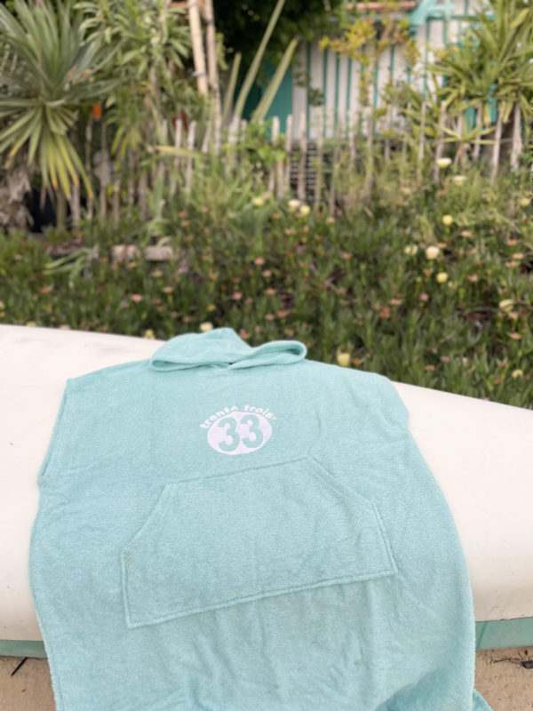 Un poncho vert eau en éponge de la marque régionale 33.