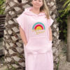 Un poncho rose en éponge, estampillé "Cap for rêveur" de la marque régionale 33.