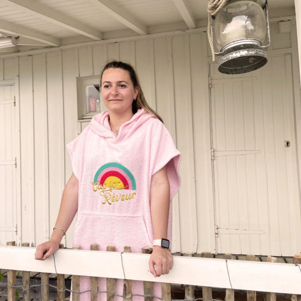 Un poncho rose en éponge, estampillé "Cap for rêveur" de la marque régionale 33.