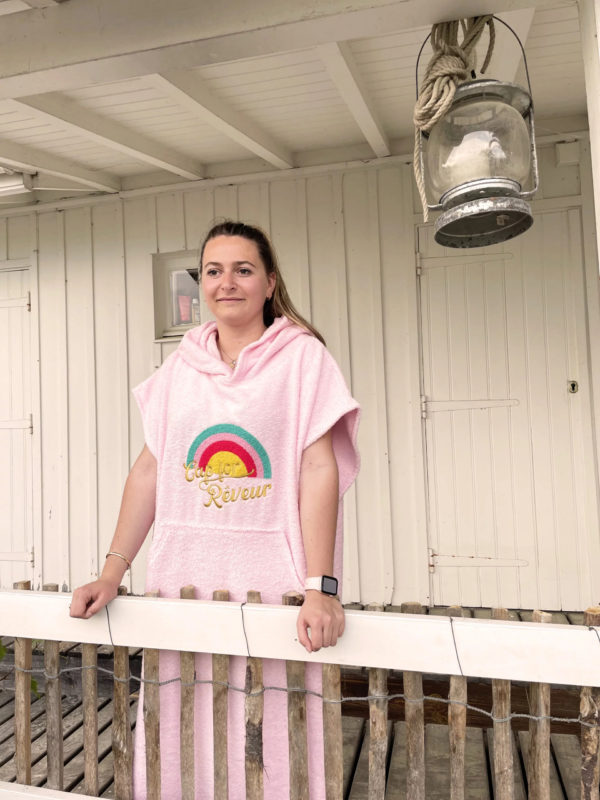Un poncho rose en éponge, estampillé "Cap for rêveur" de la marque régionale 33.