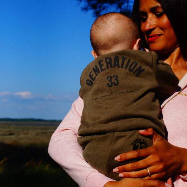 Un sweat marron pour bébé, estampillé "Generation" de la marque régionale 33.