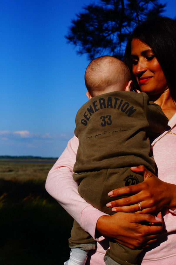 Un sweat marron pour bébé, estampillé "Generation" de la marque régionale 33.