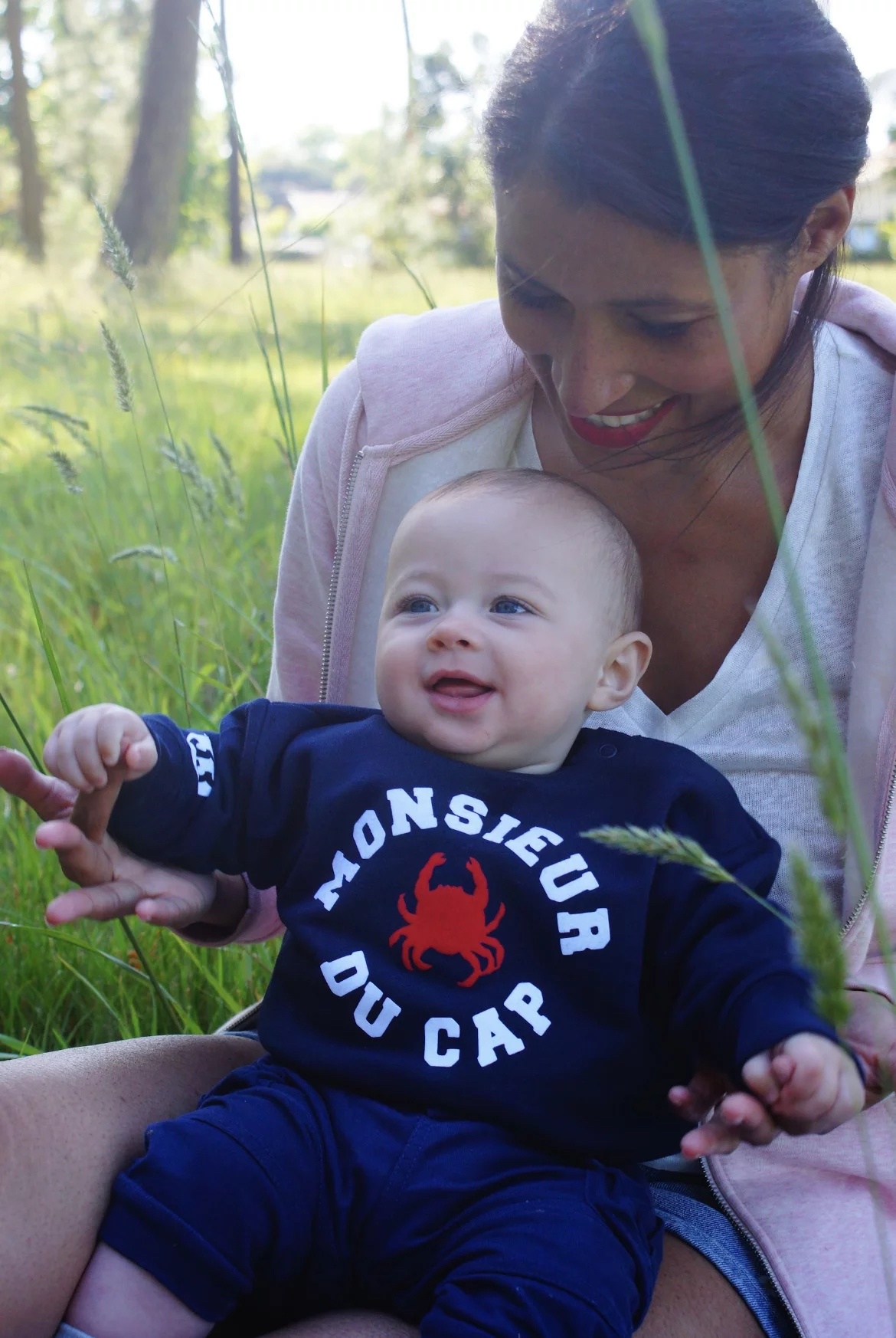 Un sweat marine pour bébé, estampillé "Monsieur du cap" de la marque régionale 33.