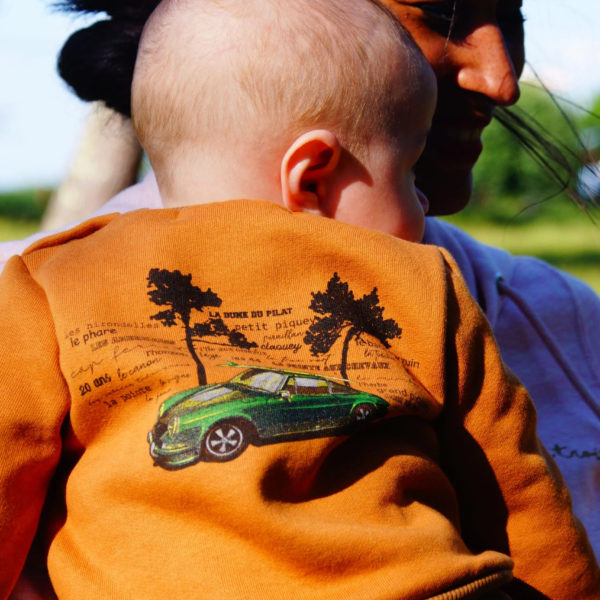 Un sweat Porsche pour bébé, estampillé "trente-trois" de la marque régionale 33.