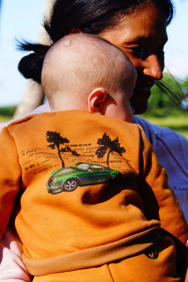 Un sweat Porsche pour bébé, estampillé "trente-trois" de la marque régionale 33.