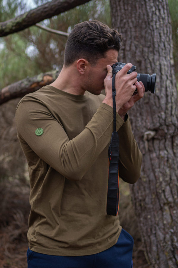 Un tee-shirt kaki à manches longues pour homme, estampillé "trente-trois" de la marque régionale 33.