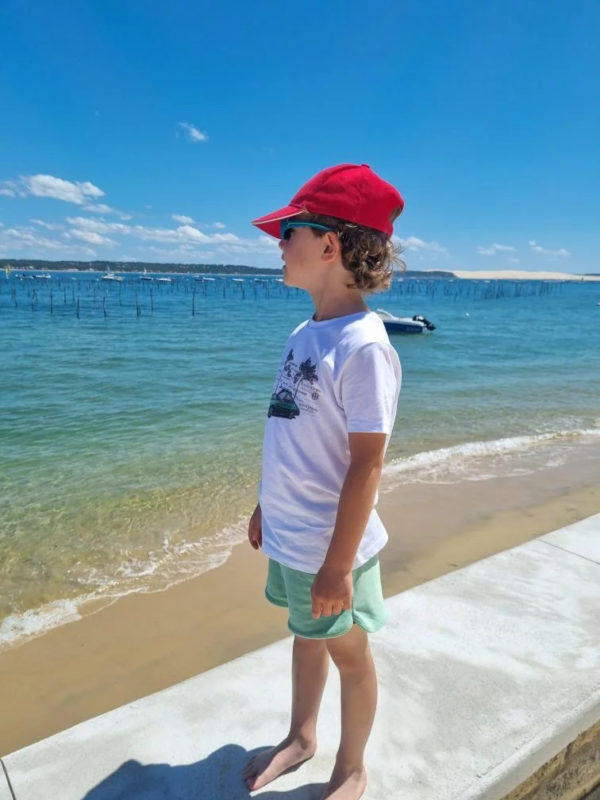 Un tee-shirt blanc pour garçon, estampillé "trente-trois" de la marque régionale 33.