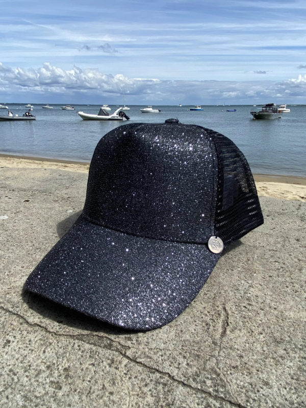 Une casquette paillette noir de la marque régionale 33.