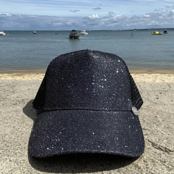 Une casquette paillette noir de la marque régionale 33.