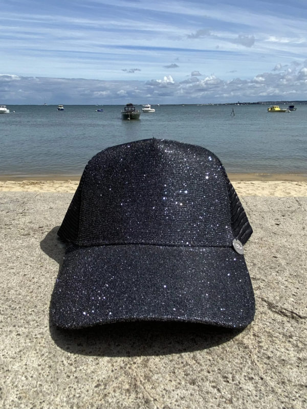 Une casquette paillette noir de la marque régionale 33.