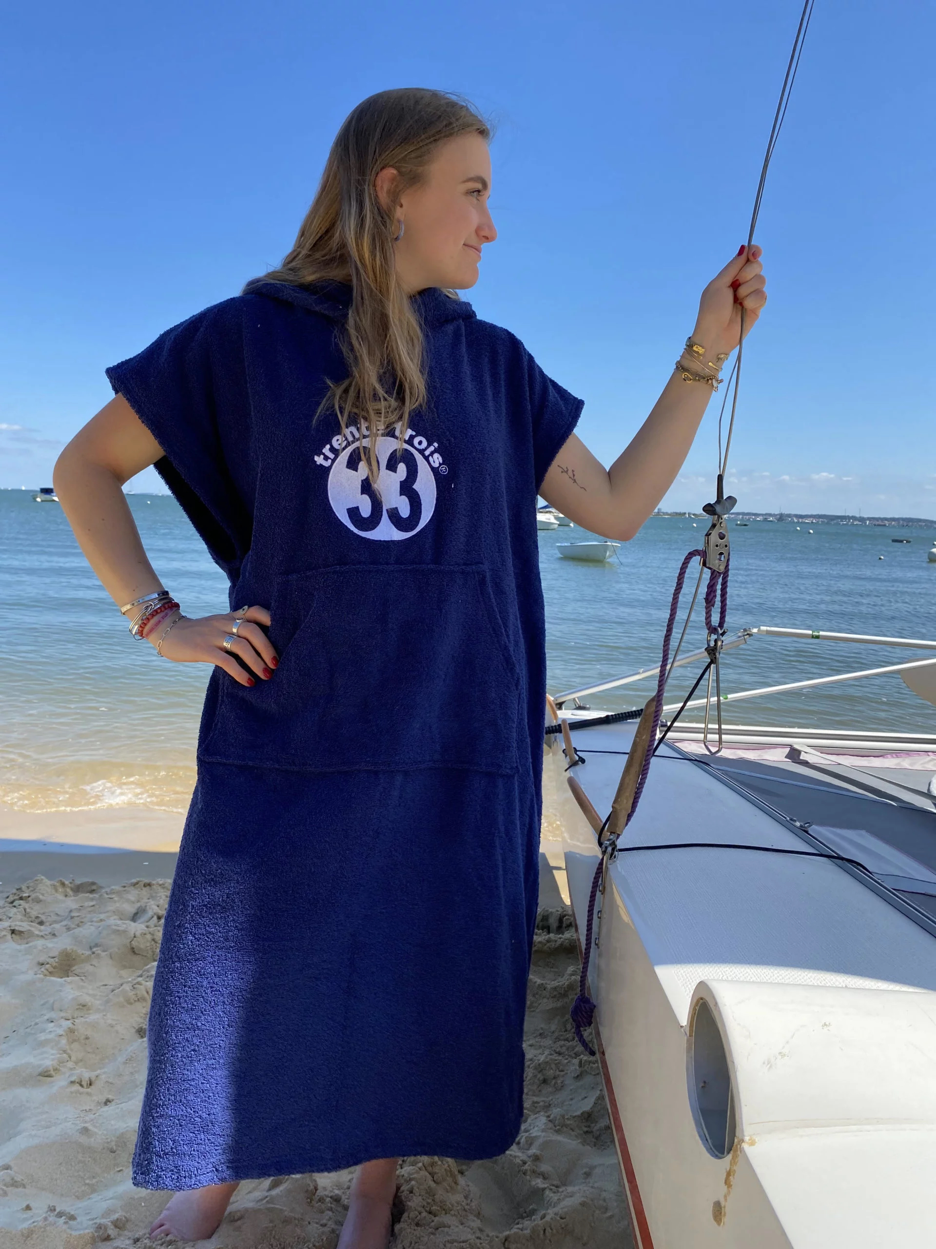 Un poncho marine en éponge de la marque régionale 33.