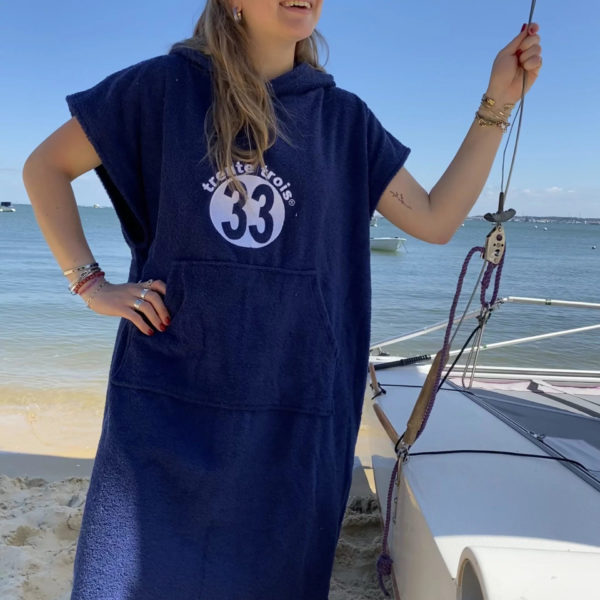 Un poncho marine en éponge de la marque régionale 33.