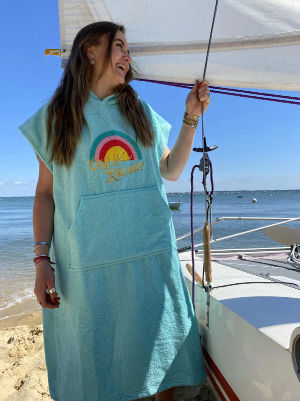 Un poncho vert en éponge, estampillé "Cap for rêveur" de la marque régionale 33.