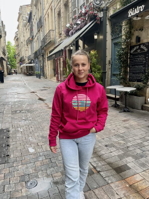 Un sweat fushia pour femme, estampillé "trente-trois" de la marque régionale 33.