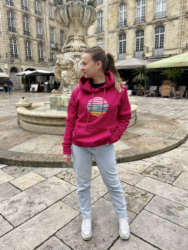 Un sweat fushia pour femme, estampillé "trente-trois" de la marque régionale 33.