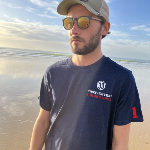 Un tee-shirt marine pour homme, estampillé "Firefighgter" de la marque régionale 33.