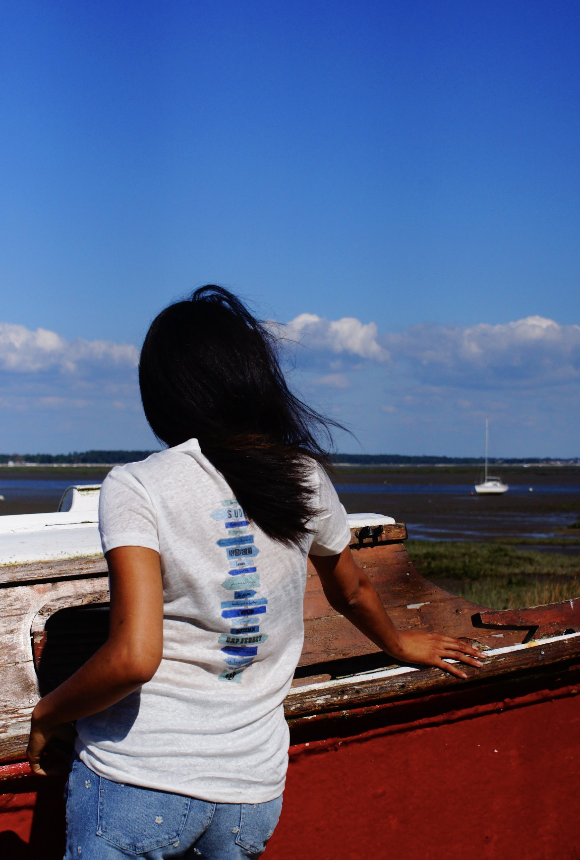 Un tee-shirt blanc pour femme de la marque régionale 33.