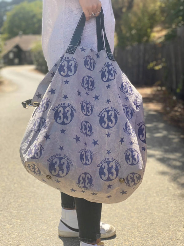 Un maxi bag gris de la marque régionale 33.