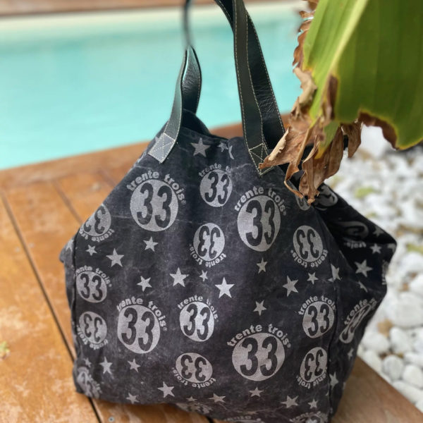 Un maxi bag noir de la marque régionale 33.