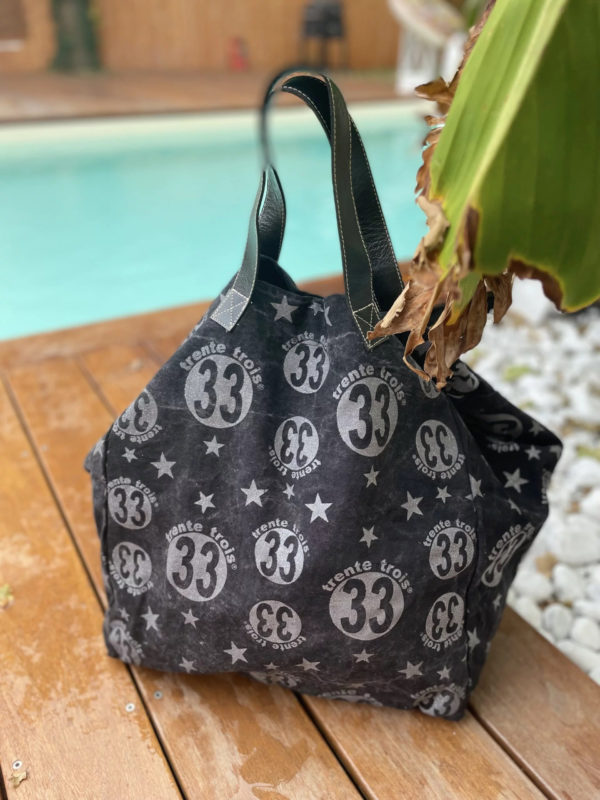 Un maxi bag noir de la marque régionale 33.