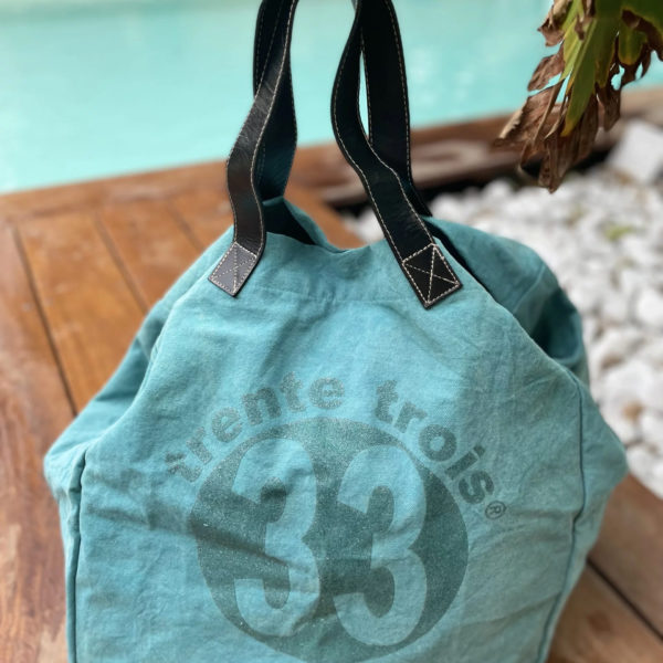 Un maxi bag turquoise de la marque régionale 33.