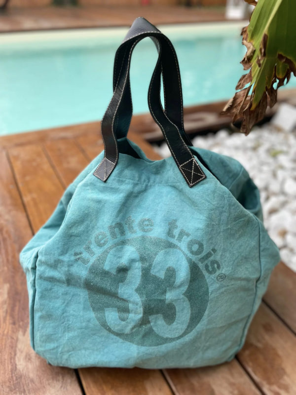 Un maxi bag turquoise de la marque régionale 33.
