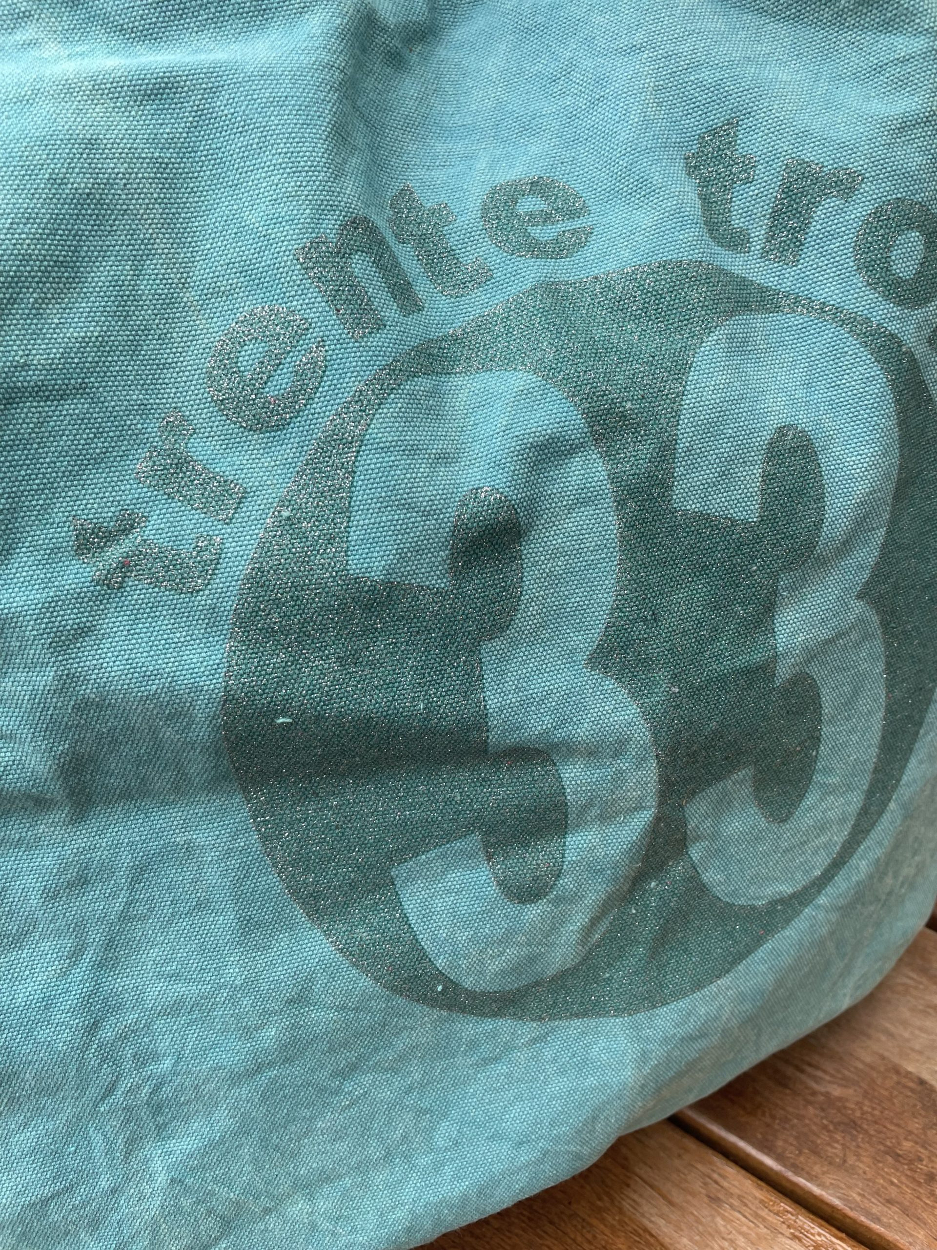 Un maxi bag turquoise de la marque régionale 33.