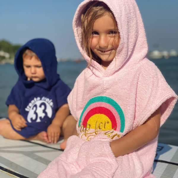 Un poncho rose pour bébé, estampillé "Cap for rêveur" de la marque régionale 33.