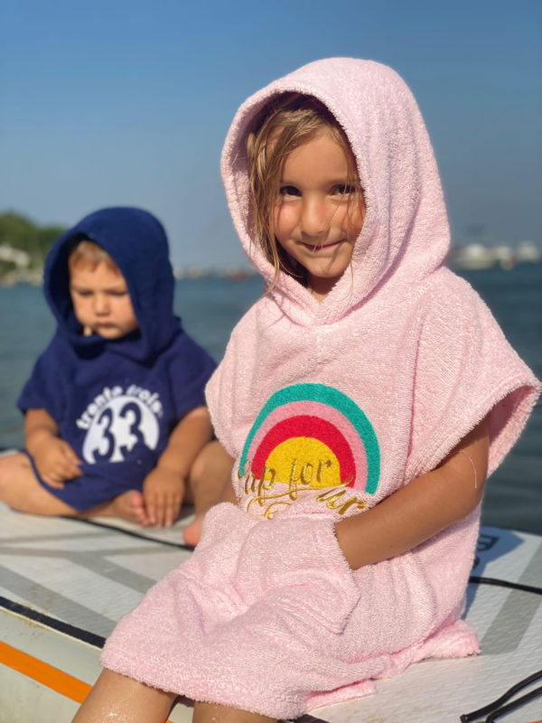 Un poncho rose pour bébé, estampillé "Cap for rêveur" de la marque régionale 33.